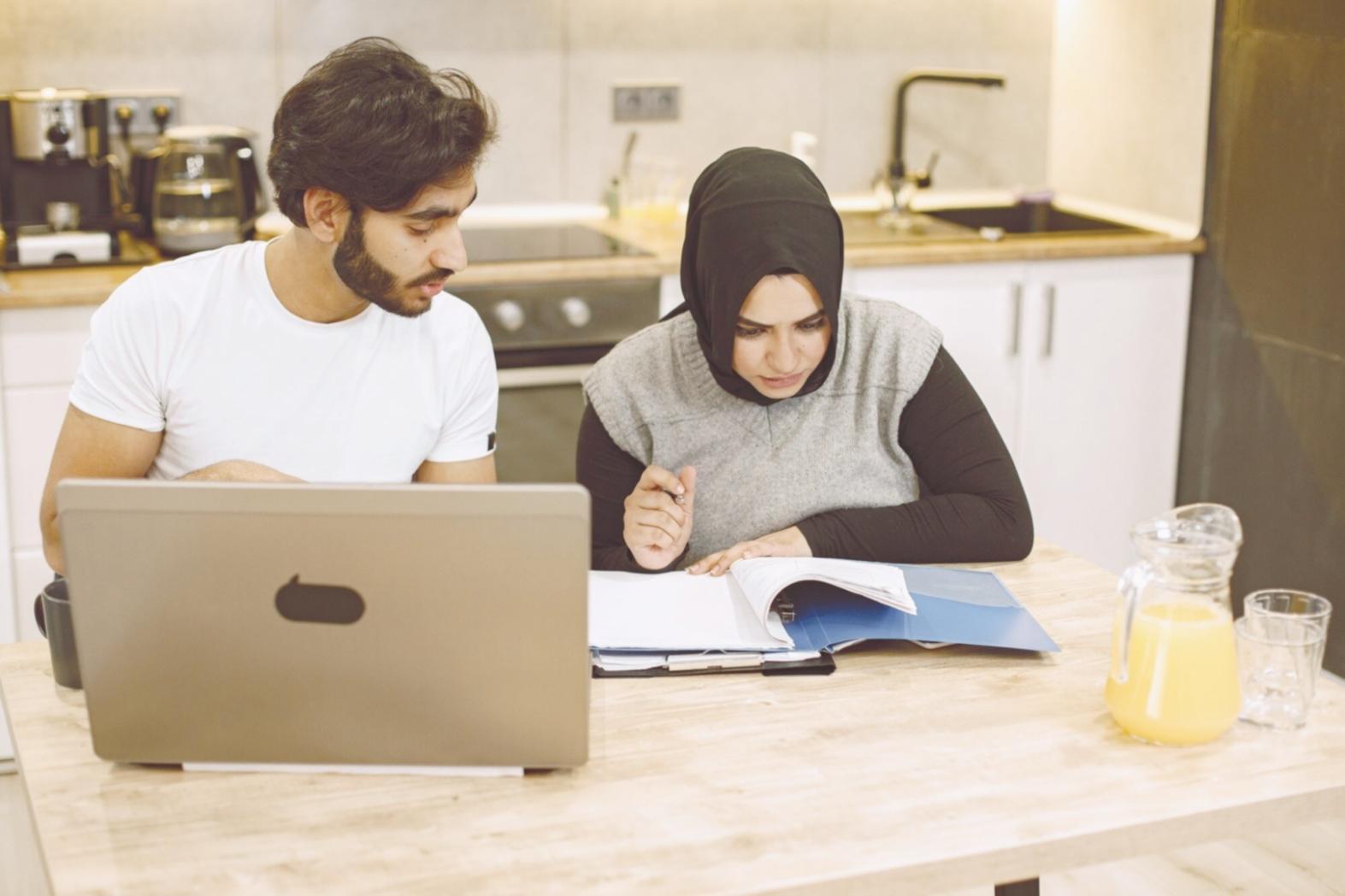 Organisation de documents financiers sur un bureau